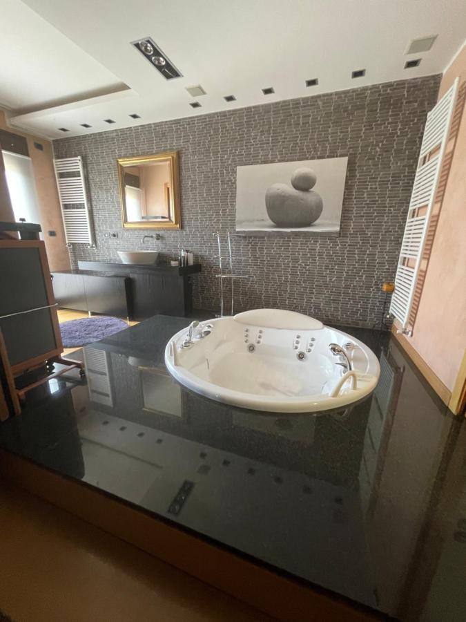 Appartamento Attico con vista spettacolare e Jacuzzi Bologna Esterno foto